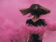 Wiosną 2026 poproś fryzjera o “butterfly haircut”. To cięcie, które widocznie zmienia rysy twarzy