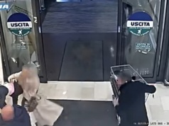 Wychodzili z córeczką z supermarketu. Nagle do dziecka podbiegł nieznany im mężczyzna