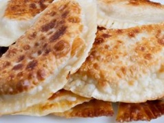 Gdy zwykłe pierogi zaczynają się nudzić, przygotowuję czebureki. Chrupiące, z aromatycznym farszem