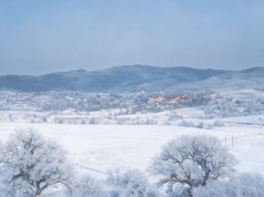 Słoneczny raj pokryty śniegiem. Niepowtarzalne zjawisko zimą, zmienia to miejsce nie do poznania