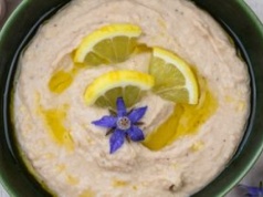 Zamiast zwykłego hummusu przygotowuje ten z cytrusowym akcentem. W sam raz na pieczywo