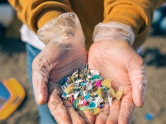 Mikroplastik zaczął świecić. Teraz można go śledzić w organizmie