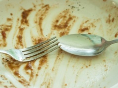 Nie rób tego po posiłku. Sprowadzisz pecha i biedę na całą rodzinę