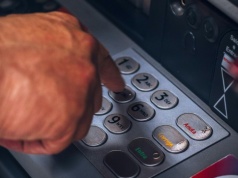 Za kilka dni spore zmiany w bankomatach. Znowu wypłacimy mniej