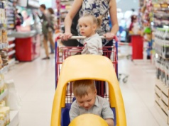 Obliczyliśmy, ile muszą zarabiać rodzice, by utrzymać dwójkę dzieci. Dużo czy mało?