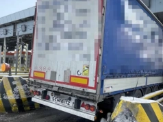 Utrudnienia na autostradzie A4. Ciężarówka wjechała w bramki