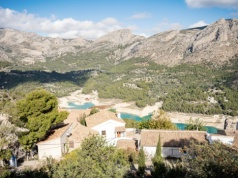 Guadalest i różowe jeziora – jak zaplanować weekendowy road trip z Alicante?