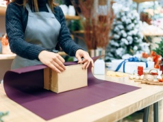 Pakowanie prezentów do wysyłki – jak połączyć estetykę i bezpieczeństwo?