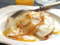 Zapomnij o mleku czy wodzie gazowanej. Makłowicz do naleśników dolewa to