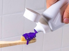 Ta fioletowa pasta w minutę koryguje żółty odcień zębów. To rozjaśniająca petarda!