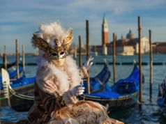 Przez lata był zakazany, dziś przyciąga tłumy. Historia karnawału w Wenecji
