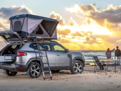 Nowa Dacia Bigster z namiotem dachowym i kuchnią. Pomysł na kamper
