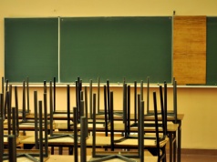 Mała szkoła zamiast pustego gmachu. Sejm szuka kompromisu na demograficzne czasy