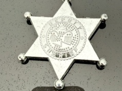 Fałszywym szeryfom już dziękujemy. Jeden wpadł w centrum handlowym