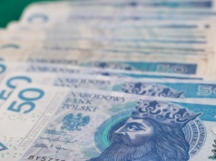 Zarobki absolwentów szkół wyższych w Polsce