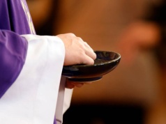 Czy w Środę Popielcową trzeba iść do kościoła? Nie każdy zna tę zasadę