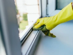 Rozmieszaj to z wodą i nałóż na ściereczkę. Żółte plamy z ram okiennych z PCV znikają bez szorowania