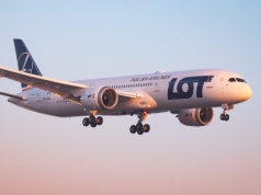 Internet w samolotach LOT. Przewoźnik wreszcie zainstaluje Wi-Fi
