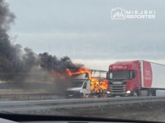 Pożar pojazdu dostawczego na A2. Autostrada zablokowana