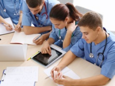 Rektorzy wskazali patologię systemu: nie ma różnicy między studentem a stażystą