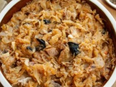 Wiele osób dodaje do bigosu. Później narzekają, że coś jest z daniem nie tak