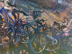 Rowerowe wraki zalegają miesiącami na strzeżonym parkingu