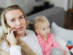 Mówisz dziecku "odłóż telefon"? Najpierw spójrz na własny ekran –  scrollujesz bez końca