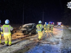 Wypadek w Kaletach: 18-latek uderzył Audi w drzewo. Zawinił śnieg i prędkość