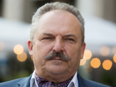 Jakubiak do Nawrockiej: Psy szczekają, karawana jedzie dalej