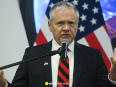 Ambasador USA wywołał polityczną burzę. Tak jego działania ocenili Polacy