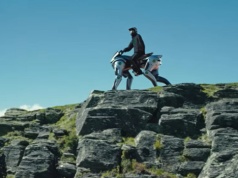 Kwasaki stworzyło nietypowy motocykl. Zamiast kół ma... cztery nogi