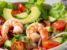 To mój pomysł na krewetki. Robię z nimi pożywną sałatkę