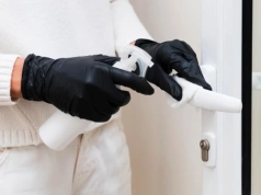 Drzwi zżółkły i wyglądają na stare? Zrób to raz – efekt widać od razu