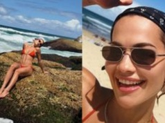 Muśnięta słońcem Rita Ora wygrzewa się w bikini na australijskiej skale (FOTO)