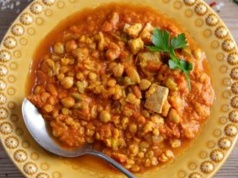 Wrzucam wszystko do garnka i chwilę gotuję. Pyszna, sycąca i rozgrzewająca zupa w 15 minut