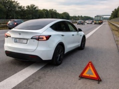 Tesla Model Y „zgasła” na autostradzie przy 72 km zasięgu. Wraca temat bezpieczeństwa
