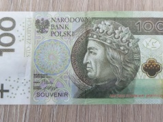 „Pamiątkowe” banknoty w sklepach. Policja ostrzega przed oszustami