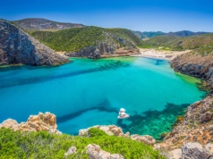 Tanio i bezpośrednio na Sardynię 💚🤍❤️ Zbiór lotów z Polski już od 192 PLN 🌤️🏖️