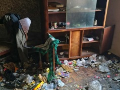 Strażnicy miejscy uratowali wyziębionego mężczyznę. Mieszkał w bardzo trudnych warunkach