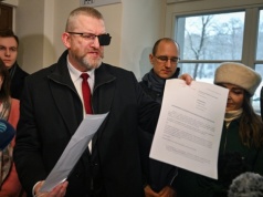 Grzegorz Braun stawił się w prokuraturze. Chodzi o „pozbawienie wolności” Gizeli Jagielskiej