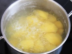 Kroisz ziemniaki przed wrzuceniem do garnka? Ekspertka radzi przestać