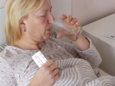 Zwiększa ryzyko zapalenia płuc i zapalenia serca. Pierwsze objawy są mylące