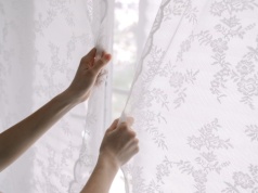 Moja babcia wsypuje 2 łyżki do pralki. Firanki po 1 praniu są śnieżnobiałe