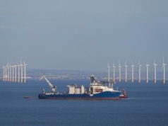 Brytyjski raport: energia słoneczna z kosmosu wsparciem dla farm wiatrowych na morzu