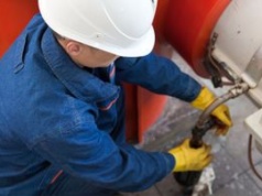 Zarobki palacza w kotłowni. Oto ile dostaje "na rękę"