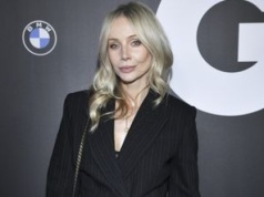 Ona już to nosi. Koszula z krawatowym akcentem wraca w wielkim stylu