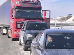 Bryły lodu spadły przed interweniujący radiowóz. Chwile grozy na ruchliwej trasie