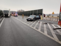 Zderzenie osobówki z ciężarówką na DK50. Trzy osoby w szpitalu, droga zablokowana