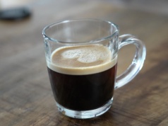 Bez kofeiny, a jednak działa? Sprawdzili fenomen kawy bezkofeinowej. "Możliwy efekt"