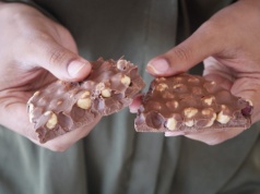 Zimą to najlepsza słodka przekąska. Dlaczego warto jeść czekoladę z orzechami?